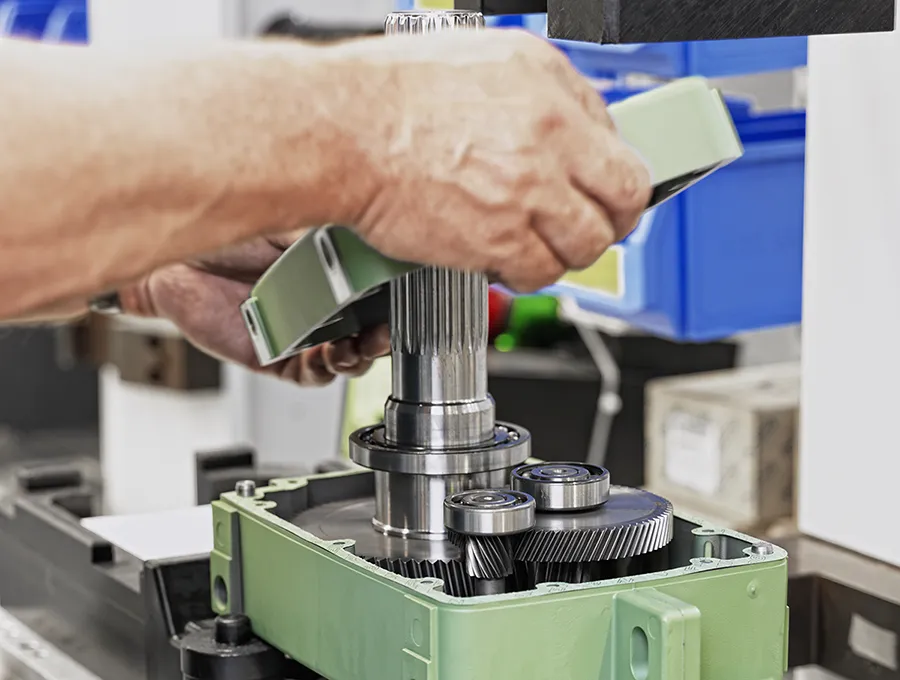 Industriefoto von der Fertigung eines Getriebes