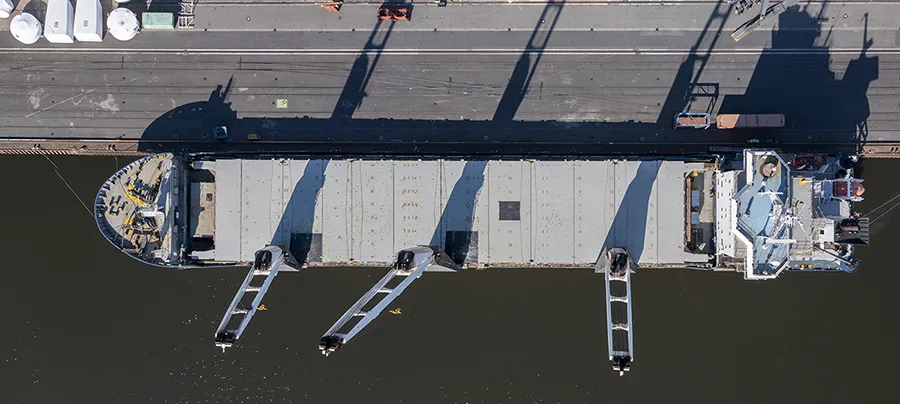 Luftaufnahme eines Frachtschiffs aus direkter Aufsicht im Hafen