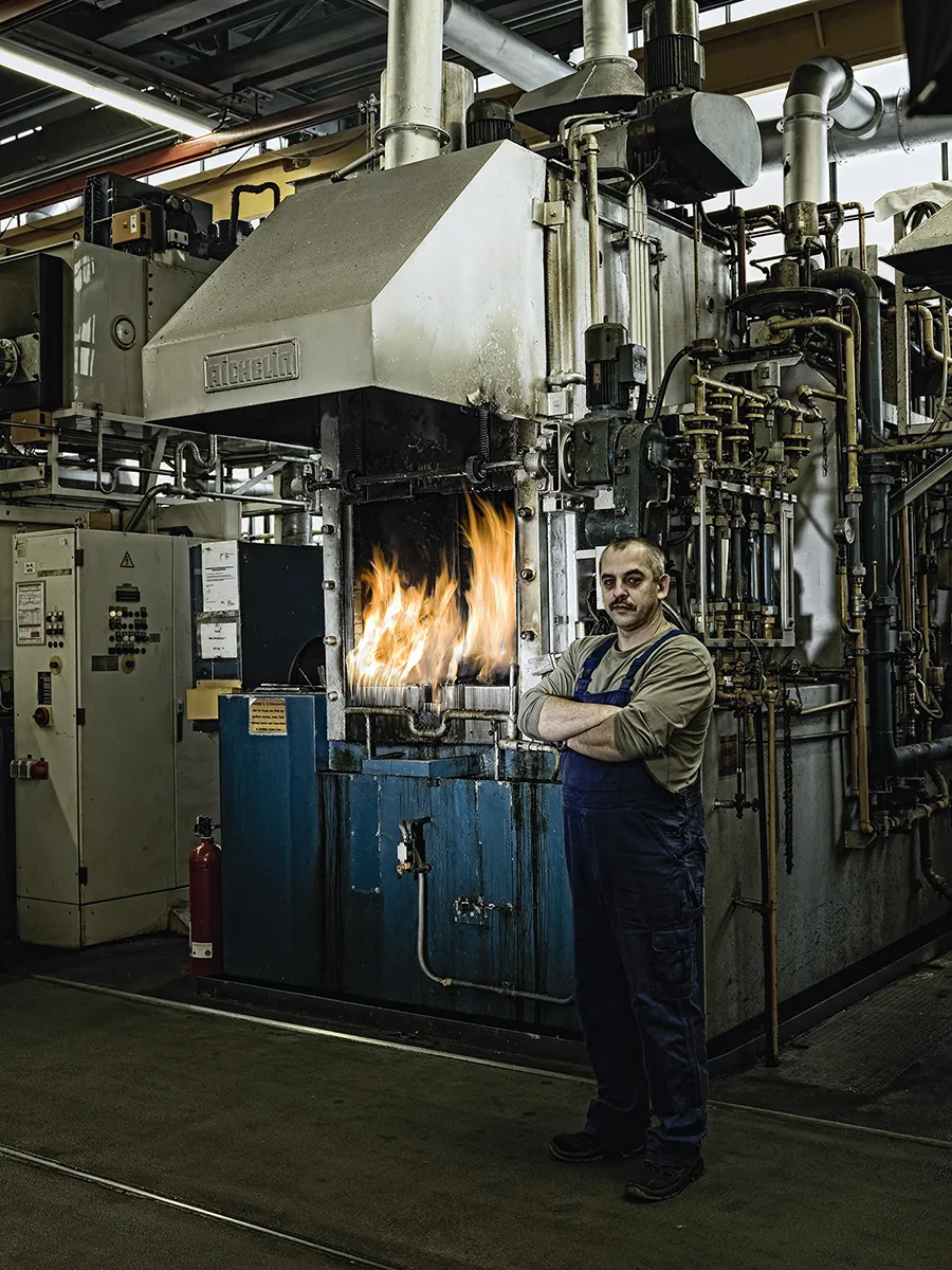 Mitarbeiterporträt in der Industrie, Arbeiter vor einem Härteofen