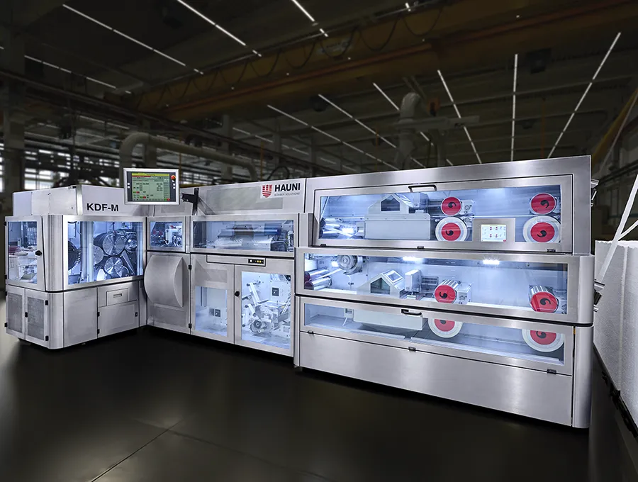 Moderner Industrieanlage für die Zigarettenproduktion im Produktionsbereich als Produktfoto