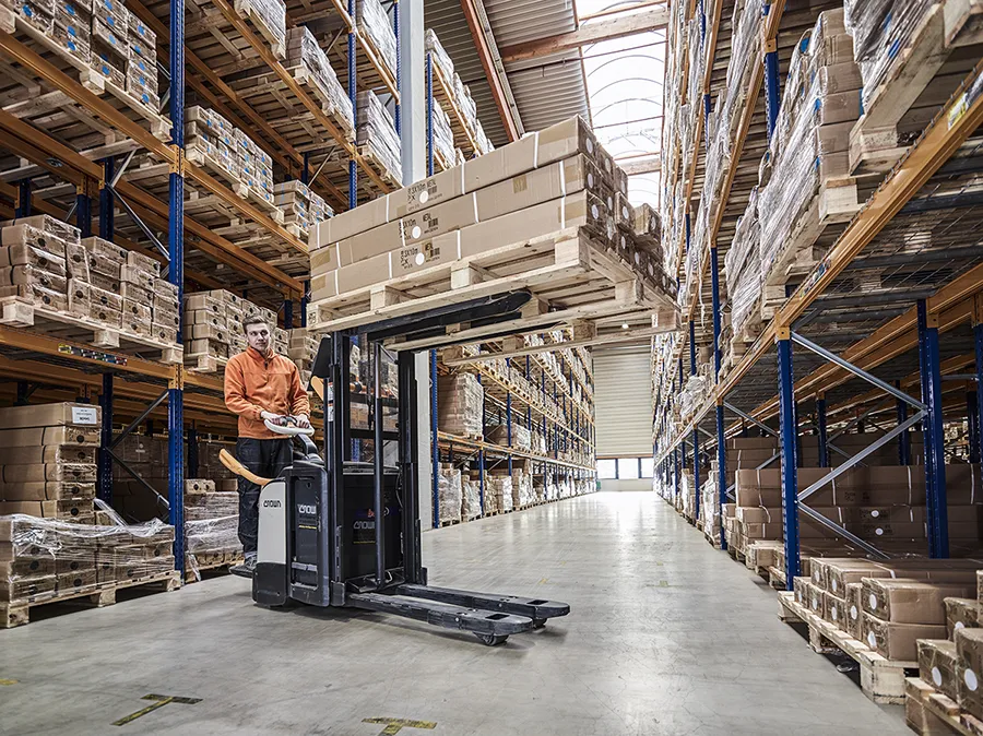 Hochregallager wird mit Stapler bestückt