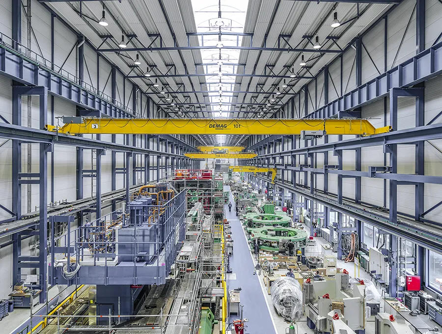 Übersicht einer modernen Industrieproduktion mit Werkhalle und automatisierten Anlagen